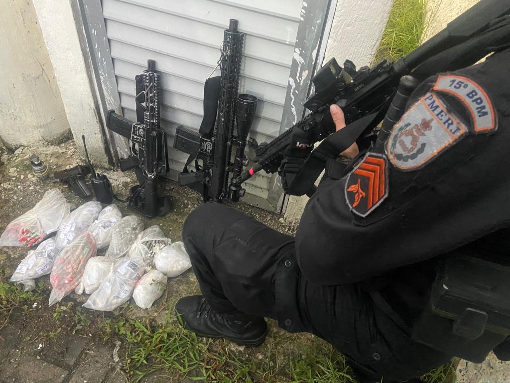 Policiais de Caxias apreendem fuzis, munições e drogas na comunidade Vai Quem Quer 